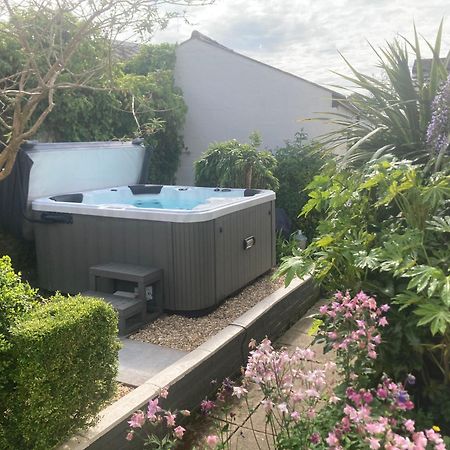 Bryntirion Farmhouse Apartment With Hot Tub Llanfair Caereinion Exterior foto