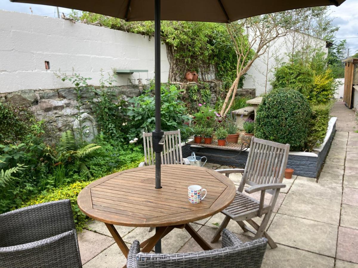 Bryntirion Farmhouse Apartment With Hot Tub Llanfair Caereinion Exterior foto