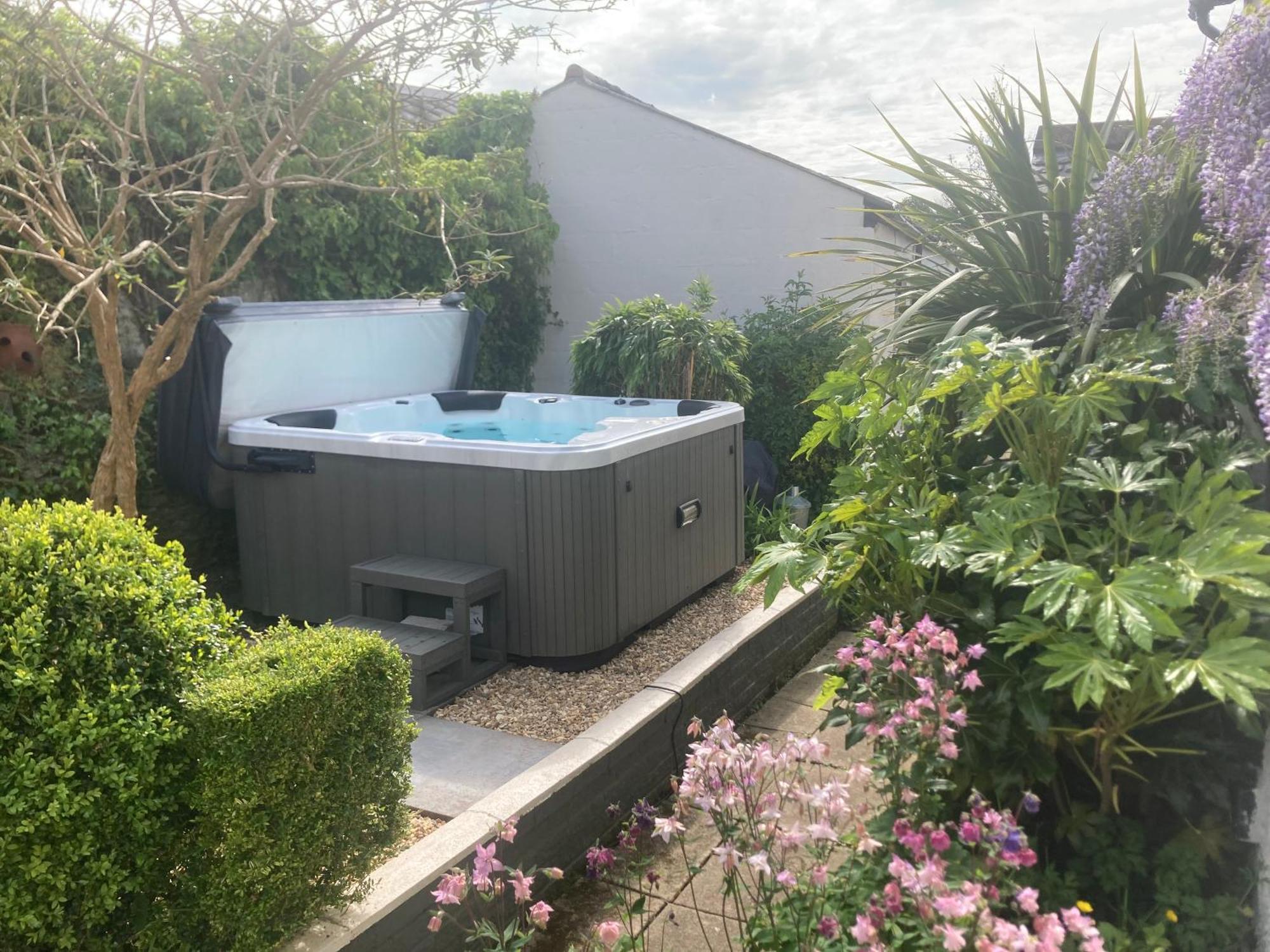 Bryntirion Farmhouse Apartment With Hot Tub Llanfair Caereinion Exterior foto