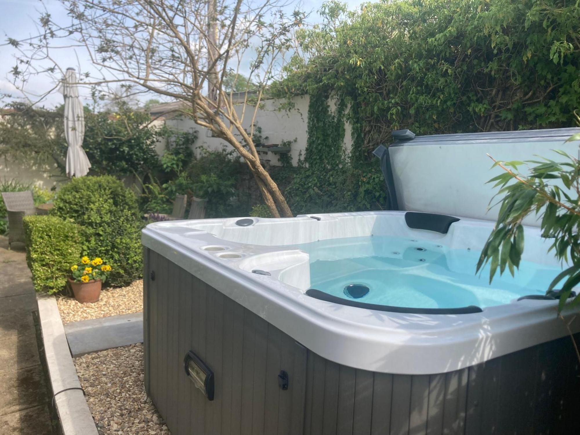 Bryntirion Farmhouse Apartment With Hot Tub Llanfair Caereinion Exterior foto