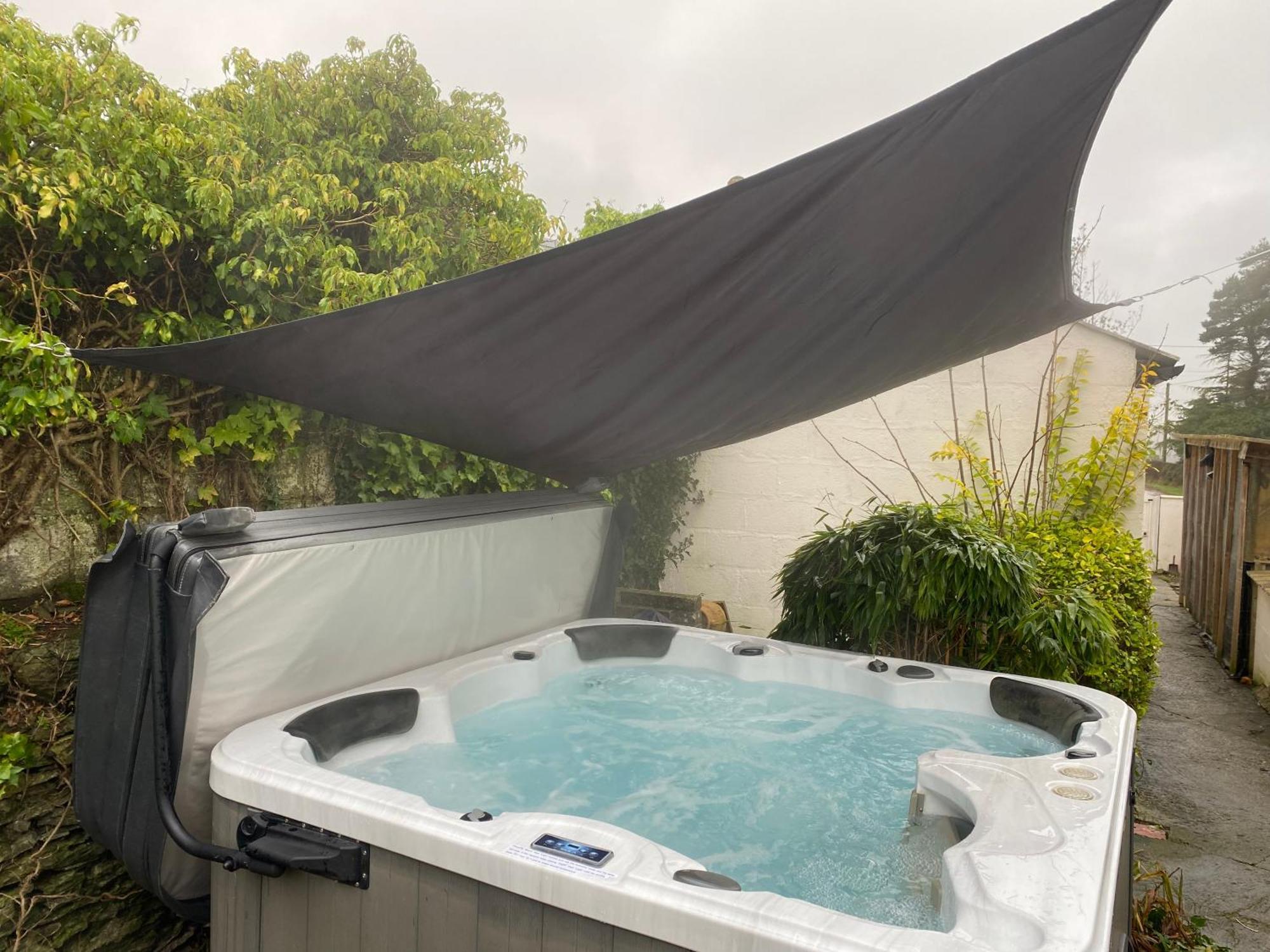 Bryntirion Farmhouse Apartment With Hot Tub Llanfair Caereinion Exterior foto